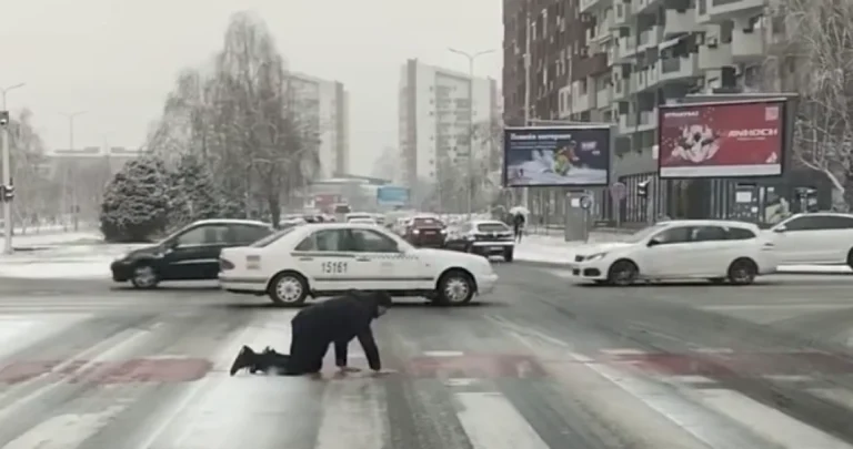 Parola – snađi se: Muškarac zbog snijega puzao preko pješačkog prelaza