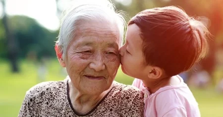 Svakodnevna navika koja nas čini starijima, svi treba da je preispitamo