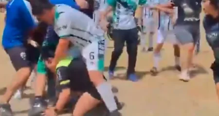 (VIDEO) Fudbalska sutkinja BRUTALNO napadnuta tokom utakmice, vukli je za kosu i udarali