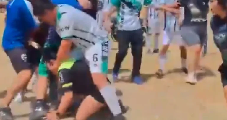 (VIDEO) Fudbalska sutkinja BRUTALNO napadnuta tokom utakmice, vukli je za kosu i udarali