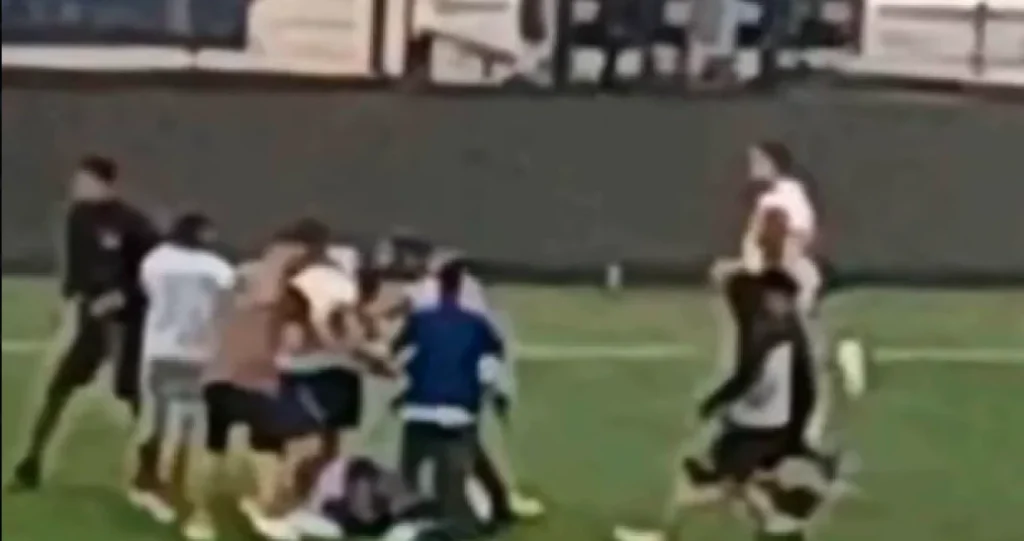 (VIDEO) Trojica fudbalera optuženi za seksualni napad, a onda su im navijači došli na trening i napravili HAOS