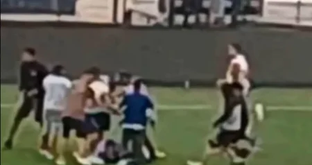 (VIDEO) Trojica fudbalera optuženi za seksualni napad, a onda su im navijači došli na trening i napravili HAOS