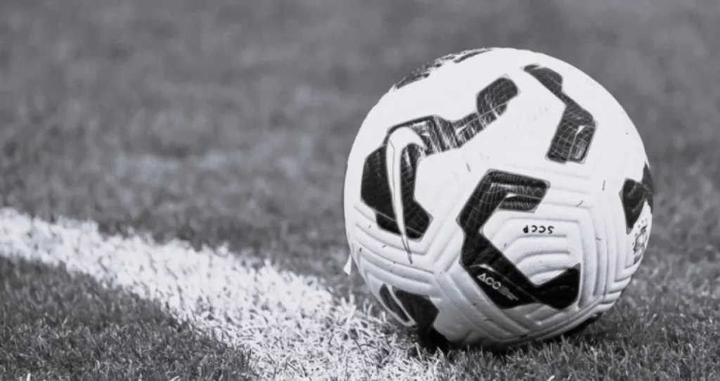 Fudbaler preminuo tokom utakmice, šokirani saigrači mu bezuspješno pokušavali spasiti život