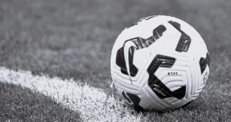 Fudbaler preminuo tokom utakmice, šokirani saigrači mu bezuspješno pokušavali spasiti život