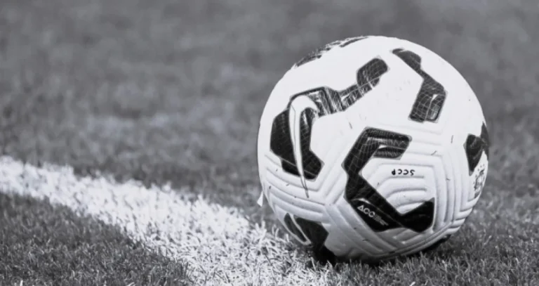 Fudbaler preminuo tokom utakmice, šokirani saigrači mu bezuspješno pokušavali spasiti život