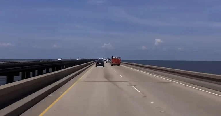 Ovdje vozači često dobiju napad panike: Evo kako izgleda vožnja preko najdužeg mosta na svijetu Ovdje vozači često dobiju napad panike: Evo kako izgleda vožnja preko najdužeg mosta na svijetu