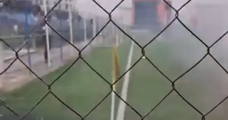 (VIDEO) Navijači Budućnosti ušli na teren, pokupili sve lopte i zabranili svom timu da igra utakmicu