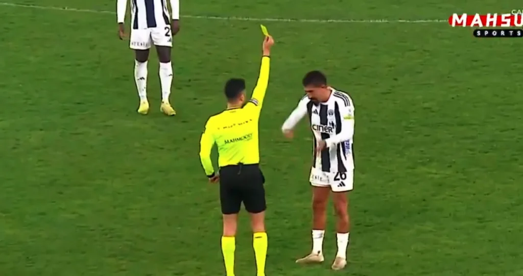 (VIDEO) Nema kraja SKANDALIMA: Saigrač bh. reprezentativca dobio dva žuta kartona u jednoj sekundi