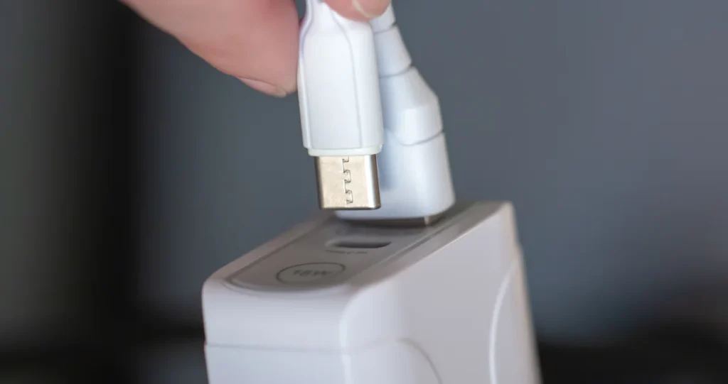 Ne bacajte stare punjače od telefona: Evo kako da ih iskoristite