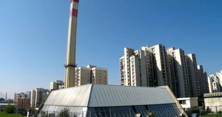 Toplane: Zbog pucanja cijevi 618 stanova ostalo bez grijanja, ekipe otklanjaju kvar Toplane: Zbog pucanja cijevi 618 stanova ostalo bez grijanja, ekipe otklanjaju kvar