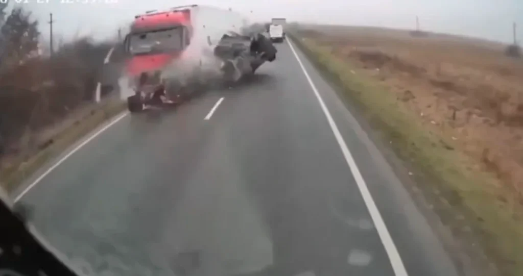 (VIDEO) Objavljen UŽASAN snimak nesreće navijača PAOK-a, kombi se u punoj brzini sudario s kamionom