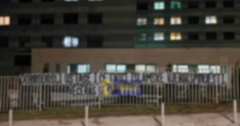 Ispred UKC Tuzla okačena šokantna poruka Torcidi i Delijama: Dobrodošli četnici i ustaše islamske… Ispred UKC Tuzla okačena šokantna poruka Torcidi i Delijama: Dobrodošli četnici i ustaše islamske…
