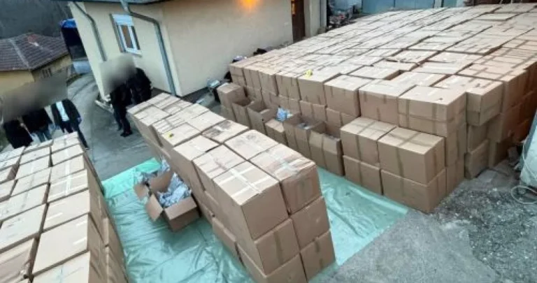 Najveća zapljena droge u Srbiji: Otac i sin držali pet tona marihuane, pronađen i arsenal oružja Najveća zapljena droge u Srbiji: Otac i sin držali pet tona marihuane, pronađen i arsenal oružja