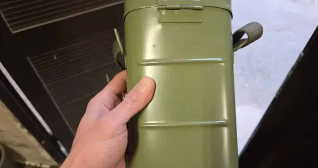 (FOTO) Šta je ovo? – Muškarac pronašao neobičnu kutiju, ljudi mu kažu da je iz doba JNA