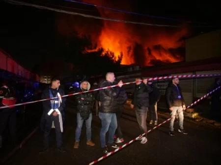 Veliki požar zahvatio magacine pijace u Tirani