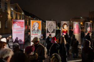 Izložba Žene protov rata na trgu MuseumQuartier u Beču