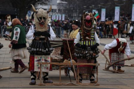 Pernik pod maskama: Festival koji čuva stare običaje