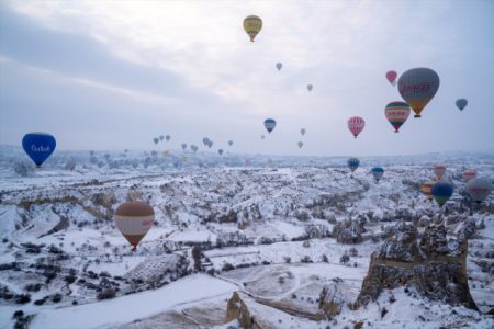 Fascinantni prizori balona iznad Kapadokije u zimskom ruhu