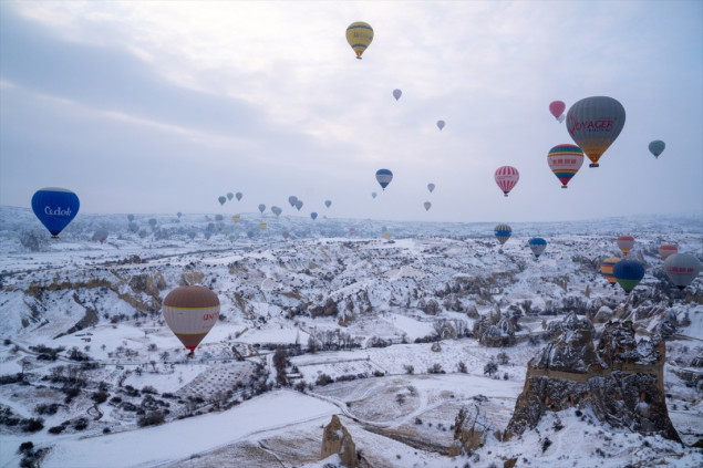 Fascinantni prizori balona iznad Kapadokije u zimskom ruhu Fascinantni prizori balona iznad Kapadokije u zimskom ruhu