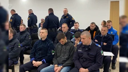 Jednomjesečni pritvor za 14 osumnjičenih zbog organiziranog napada kod Aerodroma Tuzla Jednomjesečni pritvor za 14 osumnjičenih zbog organiziranog napada kod Aerodroma Tuzla