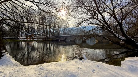 Zimska čarolija nad rijekom: Rimski most u bijelom ruhu