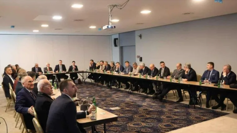 Trojka, šestorka, osmorka, jedanaestorka, dvanaestorka itd: Sve za vlast, vlast nizašta Trojka, šestorka, osmorka, jedanaestorka, dvanaestorka itd: Sve za vlast, vlast nizašta