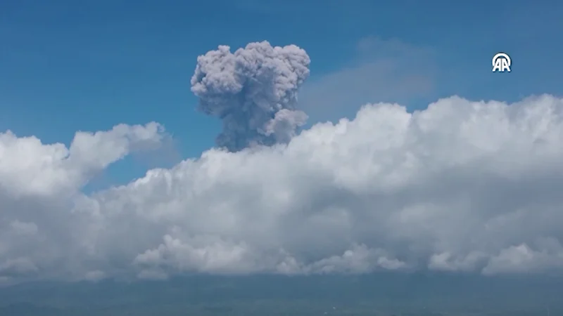 Eruptirao vulkan Merapi u Indoneziji, izbacuje pepeo do 1.600 metara u visinu