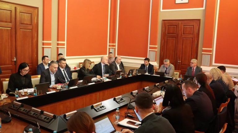 Vlada usvojila odluku o visini dječijeg doplatka i programe utroška sredstava Fondu zdravstvenog osiguranja Vlada usvojila odluku o visini dječijeg doplatka i programe utroška sredstava Fondu zdravstvenog osiguranja