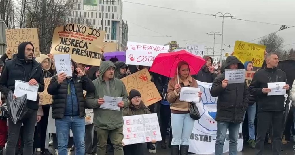 U Sarajevu su počeli protesti, u Brčkom je održana dženaza poginulom studentu