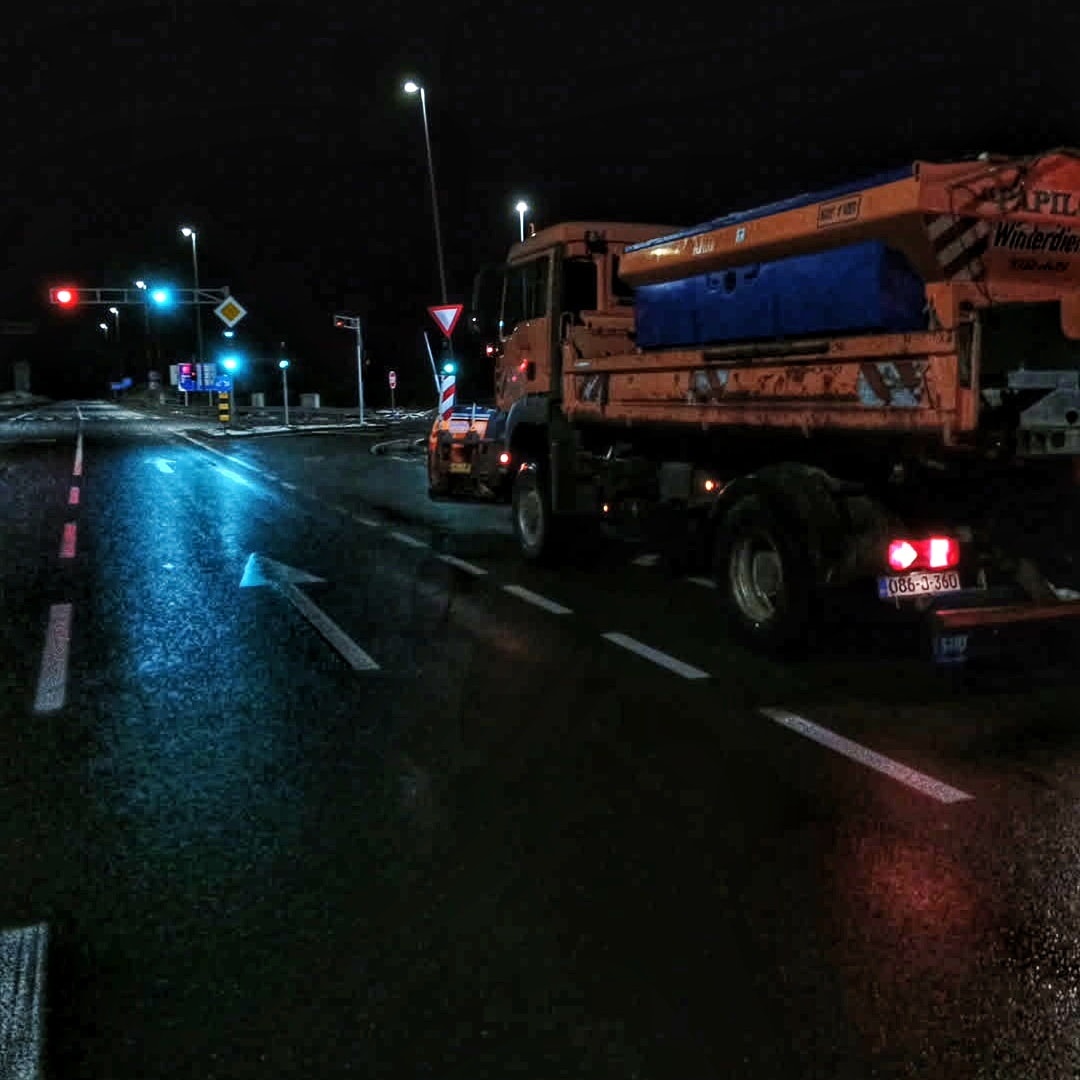 JP PUTEVI BRČKO: Zbog pada temperatura i najavljene poledice tokom noći, sve ekipe zimske službe …