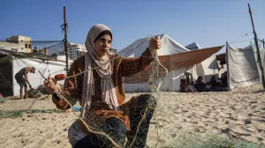 (FOTO) 80-godišnji palestinski umjetnik bez doma u Gazi: U životu ga održava crtanje