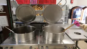 U Narodnoj kuhinji Merhameta u Bihaću priprema se više od 300 obroka dnevno, a tokom ramazana spremaju i hranu za iftar