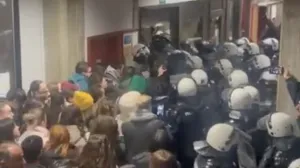 (VIDEO) Vučićeve pristalice napale studente u Novom Sadu, djevojku oborili na pod