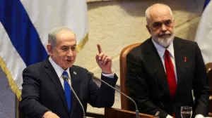 (FOTO) Protest pretvoren u haos: Albanci bacali Molotovljeve koktele na zgradu Vlade