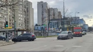 Saobraćajna nesreća u centru Banja Luke: Automobil slupan kod škole