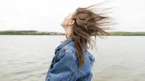 Zaboravite farbanje i prekrivanje: Ova frizura za sijedu kosu podmlađuje i ističe crte lica