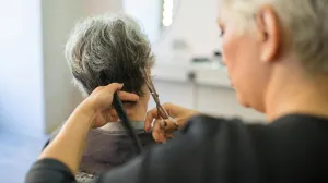 Žene je masovno traže: Ova boja kose osvježava lice i čini da izgledate mlađe