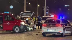 (FOTO) Teška nesreća kod bh. grada: Strahovit sudar Golfa i Opela, povrijeđeno više osoba