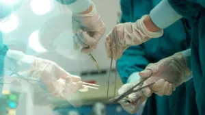 Užas na ulici u Novom Sadu: Izboden taksista ispred vozila