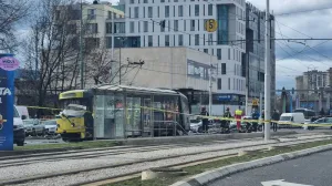 (FOTO) Na glavnoj ulici kod Zemaljskog muzeja saobraćaj obustavljen u oba smjera