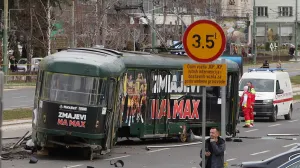 (VIDEO) Uznemirujući snimak: Pogledajte stravičan trenutak kada je tramvaj iskočio iz šina