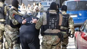 (FOTO) Pao diler u BiH: Ugledao policiju pa u njivu bacio teglu punu droge