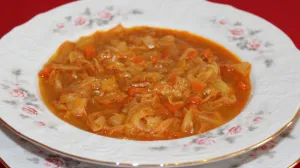 Jedni kažu nikad, drugi kažu obavezno: Da li u sarmu idu jaja?