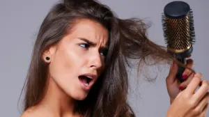 Imate tanku kosu? Ova tehnika farbanja pravi čudo – bit će vizuelno gušća u jednom potezu Imate tanku kosu? Ova tehnika farbanja pravi čudo – bit će vizuelno gušća u jednom potezu