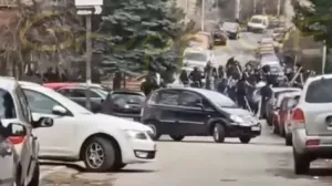 (VIDEO) Burno na derbiju: Delije spremile iznenađenje Grobarima, navijač Partizana trčao po krovu (VIDEO) Burno na derbiju: Delije spremile iznenađenje Grobarima, navijač Partizana trčao po krovu