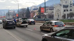 Nesreća na bh. putu: Automobil sletio sa puta, povrijeđeni vozač i saputnica