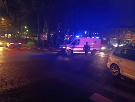 (FOTO) Automobil udario pješaka kod trolejbuske okretaljke na Trgu Austrije