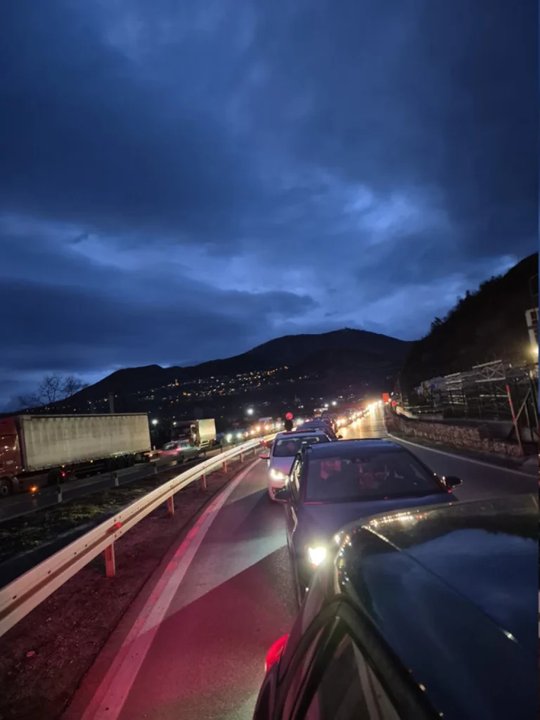 HAOS PRED ZENICOM: Ogromna kolona navijača Sarajeva čeka da uđe u grad, potpuni je zastoj… HAOS PRED ZENICOM: Ogromna kolona navijača Sarajeva čeka da uđe u grad, potpuni je zastoj…