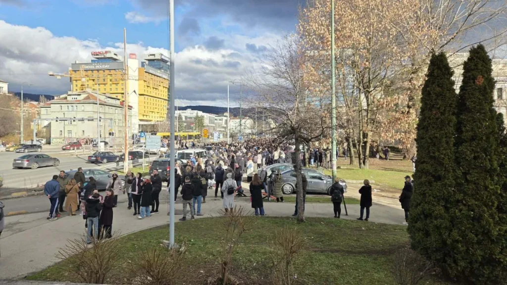 (FOTO) Počelo okupljanje građana na mjestu tramvajske nesreće: Zahtijevaju odgovornost