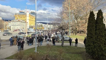 (FOTO) Počelo okupljanje građana na mjestu tramvajske nesreće: Zahtijevaju odgovornost